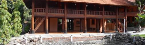 A louer ensemble de 4 maisons traditionnelles Muong en bois