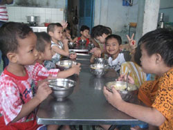 Reprise des adoptions d'enfants vietnamiens par des Américains