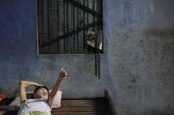 Au Vietnam, l'"agent orange" répandu par les Américains continue de tuer Au Vietnam, l'"agent orange" répandu par les Américains continue de tuer
