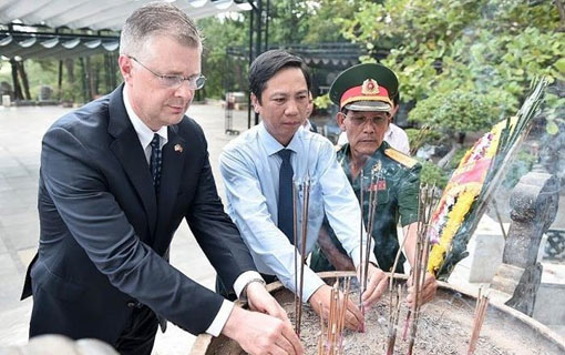 L’ambassadeur américain se rend au cimetière national de Truong Son