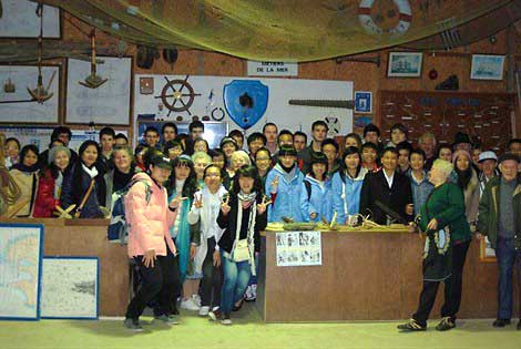 Des étudiants vietnamiens visitent le musée - Argol
