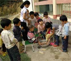 Quatre lycéennes aux côtés des orphelins du Vietnam