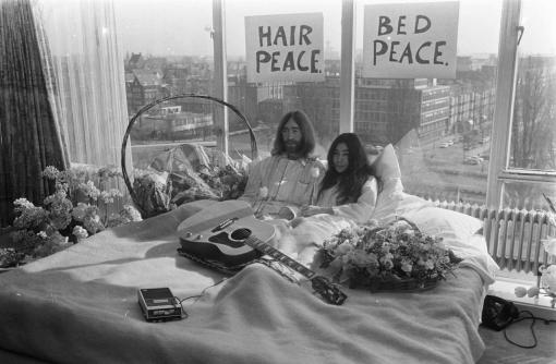 Le «bed-in» mêlait art conceptuel, contestation et dérision.