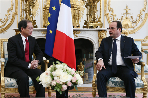 François Hollande : la France souhaite élargir ses relations avec le Vietnam 