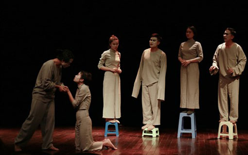 "La Cantatrice chauve" d'Eugène Ionesco sur une scène théâtrale vietnamienne