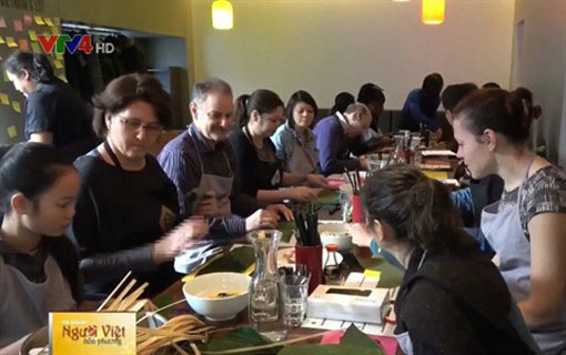 À Paris, un restaurant donne des cours de cuisine vietnamienne