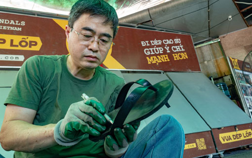 Au Vietnam, le retour des sandales de caoutchouc faites à partir des pneus usés des camions