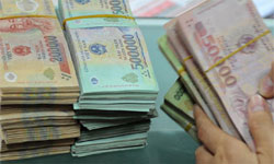 Inquiet, le Vietnam dévalue à son tour sa monnaie