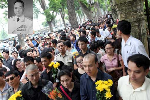 Hommage de milliers de Vietnamiens au général Giap 