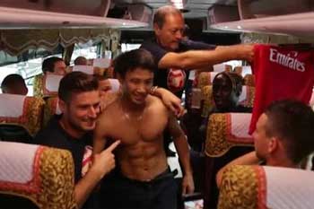 Vietnam : un fan d'Arsenal poursuit le bus des joueurs pendant 9 km