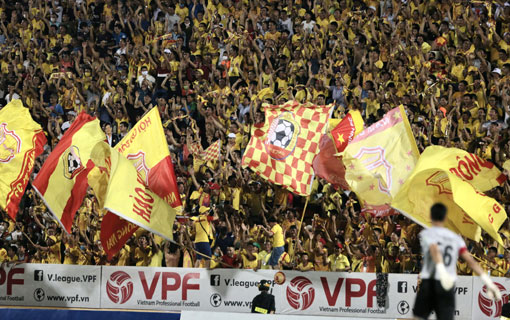 Coronavirus: Le match de reprise du football au Vietnam avec 10 000 spectateurs dans les tribunes