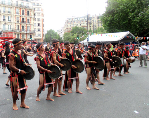 Les sons des gongs retentissent au Carnaval tropical de Paris