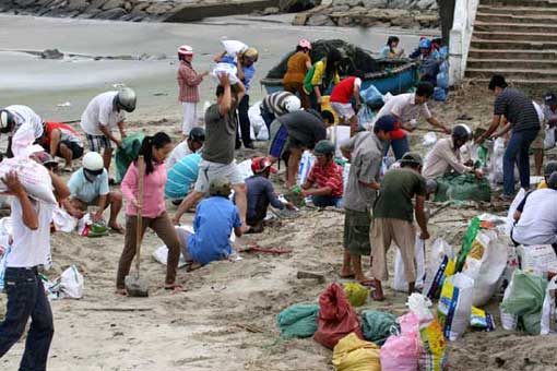 Le Vietnam déplace 600.000 personnes pour les protéger du typhon Haiyan
