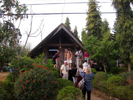 Hameau Ko Dhong : vecteur des traits culturels traditionnels des hauts plateaux du Centre Hameau Ko Dhong : vecteur des traits culturels traditionnels des hauts plateaux du Centre