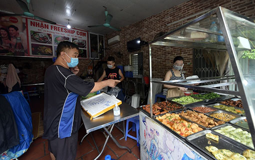 Covid-19: À Hà Nội, les activités de vente à emporter/livraison ont été à nouveau autorisées pour les restaurants situés dans les districts dont l'épidémie est maîtrisée