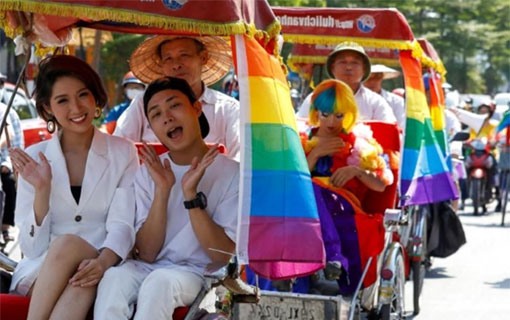 Parades de la "Gay Pride" dans les rues de Hanoï : le tabou sur l'homosexualité s'estompe au Vietnam