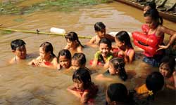 VIETNAM: Des enfants apprennent à nager pour survivre