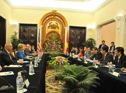 Hillary Clinton scelle à Hanoï la normalisation des relations entre le Vietnam et les Etats-Unis