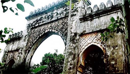Bab Al Maghariba au Vietnam, trône au milieu de plantations