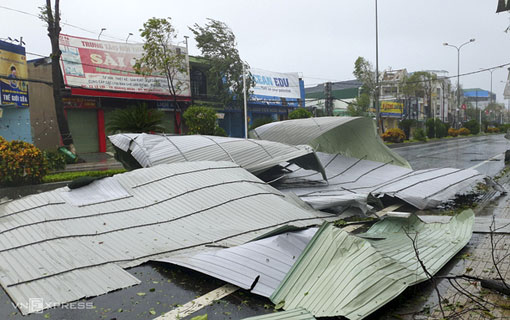 La tempête Molave, la plus puissante depuis 20 ans, touche le centre du Vietnam