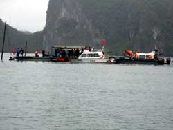 Un bateau touristique fait naufrage dans la baie d'Halong au Vietnam 