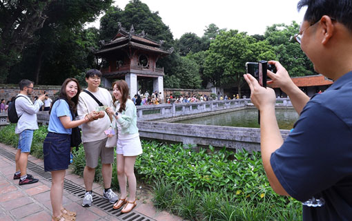 Les arrivées de touristes internationaux au Vietnam en neuf mois sont près de neuf millions, dépassant l'objectif de 2023