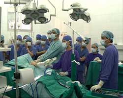 Coopération Vietnam-France dans la chirurgie de l’épaule