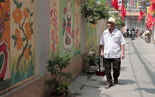 Vietnam: Un artiste-peintre retraité utilise son temps libre pour rendre les ruelles de son quartier résidentiel plus belles