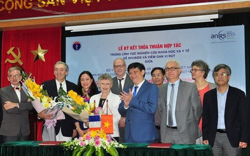 Vietnam - France : signature d’un protocole d'accord dans la recherche scientifique sur le VIH/sida