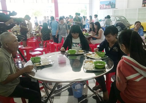 Un repas de 2.000 dôngs (près de 0,1 dollar) à Ninh Thuân