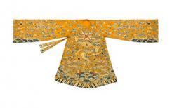 Trois robes royales de la dynastie des Nguyên seront mises aux enchères à Paris Trois robes royales de la dynastie des Nguyên seront mises aux enchères à Paris
