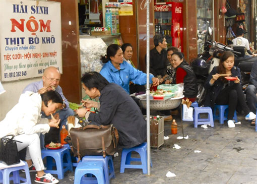 La ruelle Hô Hoàn Kiêm à Hanoi : concentration de bons restaurants de rue et pas chers 