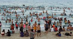 Les vacanciers vietnamiens se ruent sur les plages