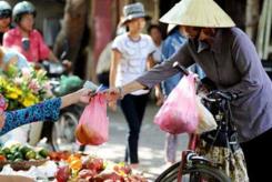 Les sacs biodégradables peinent à s’imposer au Vietnam 