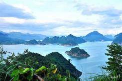 Une autre baie de Ha Long le long de la rivière Noire Une autre baie de Ha Long le long de la rivière Noire