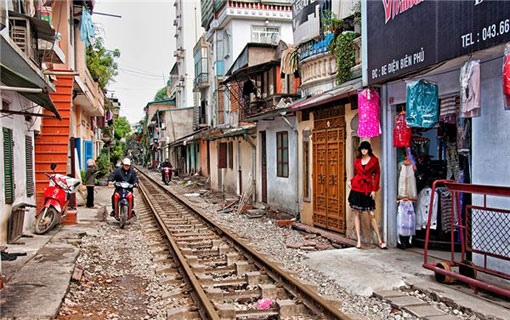 Hanoï (Vietnam) : le train qui passe en pleine rue et frôle les habitations