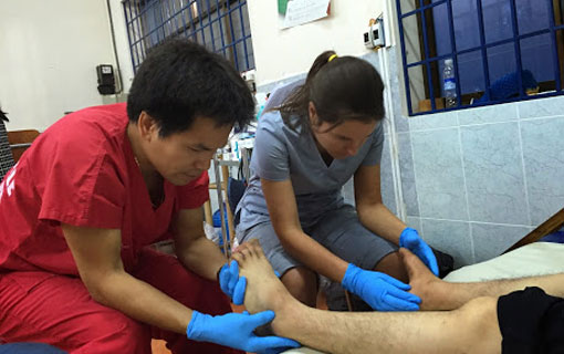 Dix étudiants en podiatrie de l’Université du Québec à Trois-Rivières (UQTR) en mission humanitaire au Vietnam