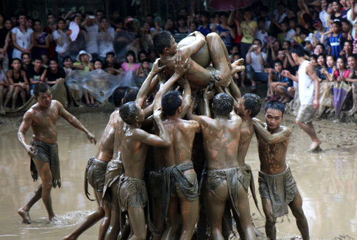 Vat Cau Nuoc, le festival traditionnel de la boue au Vietnam 