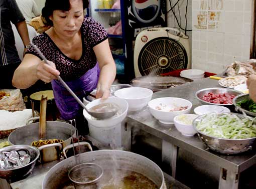 Le "pho", le bouillon vietnamien centenaire acclamé dans le monde