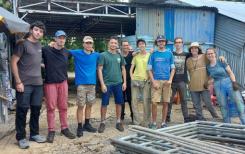 Des volontaires français construisent de nouvelles maisons pour les familles défavorisées des minorités ethniques du sud du Vietnam