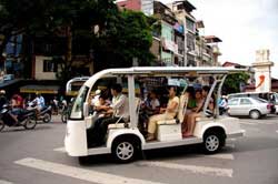 Les minibus écolo font leur nid au vieux quartier de Hanoi