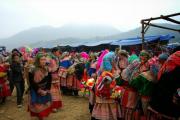 Rencontrer les Hmong fleurs dans le marché de Bac Ha 