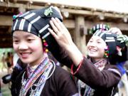 Femmes Lu avenantes dans le costume traditionnel