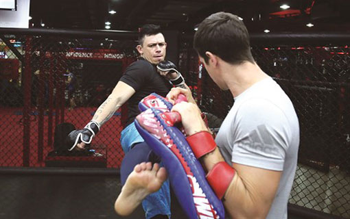 Arnaud Lepont, expatrié au Vietnam, combattant professionnel français d’arts martiaux mixtes (MMA) Arnaud Lepont, expatrié au Vietnam, combattant professionnel français d’arts martiaux mixtes (MMA)