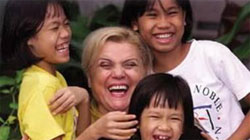 Christina Noble et les enfants du Vietnam : “Je me sens très proche de ceux qui cumulent les souffrances”