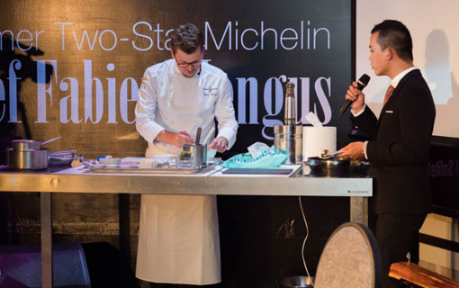 Le chef Fabien Mengus soutient l'association "Poussières de vie" lors d'un dîner de gala au Vietnam Le chef Fabien Mengus soutient l'association "Poussières de vie" lors d'un dîner de gala au Vietnam