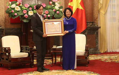 Vietnam - France : l’Ordre de l’Amitié décerné au Professeur Odon Vallet Vietnam - France : l’Ordre de l’Amitié décerné au Professeur Odon Vallet