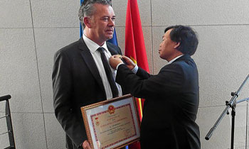 Brest.UBO (Université de Bretagne Occidentale): Pascal Olivard distingué par le Vietnam Brest.UBO (Université de Bretagne Occidentale): Pascal Olivard distingué par le Vietnam