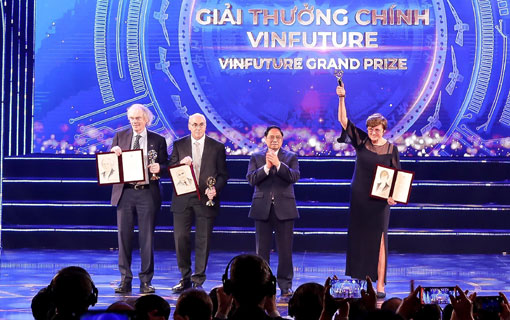 La Fondation VinFuture du Vietnam décerne le grand prix à trois scientifiques pour la recherche d'un vaccin à ARNm