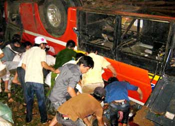 Un accident d'autocar endeuille le Vietnam